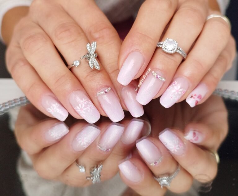 Babyboomer blanc pailleté – fleurs discrètes pétales et strass