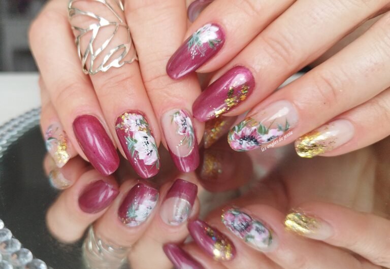 manucure prune irisé fleurs russes et flokes or