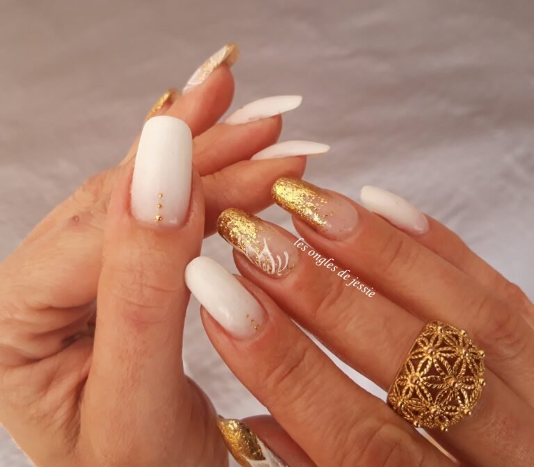 Babyboomer blanc – flock or & Nail-art floral