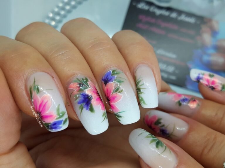 babyboomer blanc & Nail-art floral style fleurs russes rose bleu