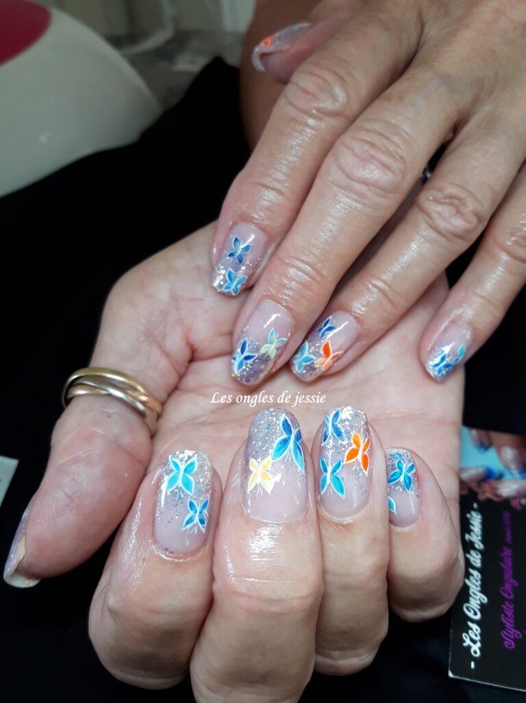 Envolé de papillons en bleu – 4 poses délicates