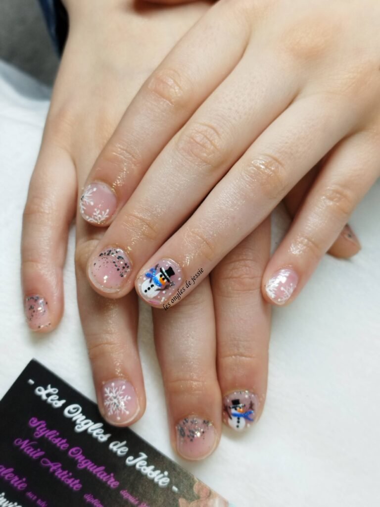 Petits motifs et paillettes sur les ongles naturels d’une enfant