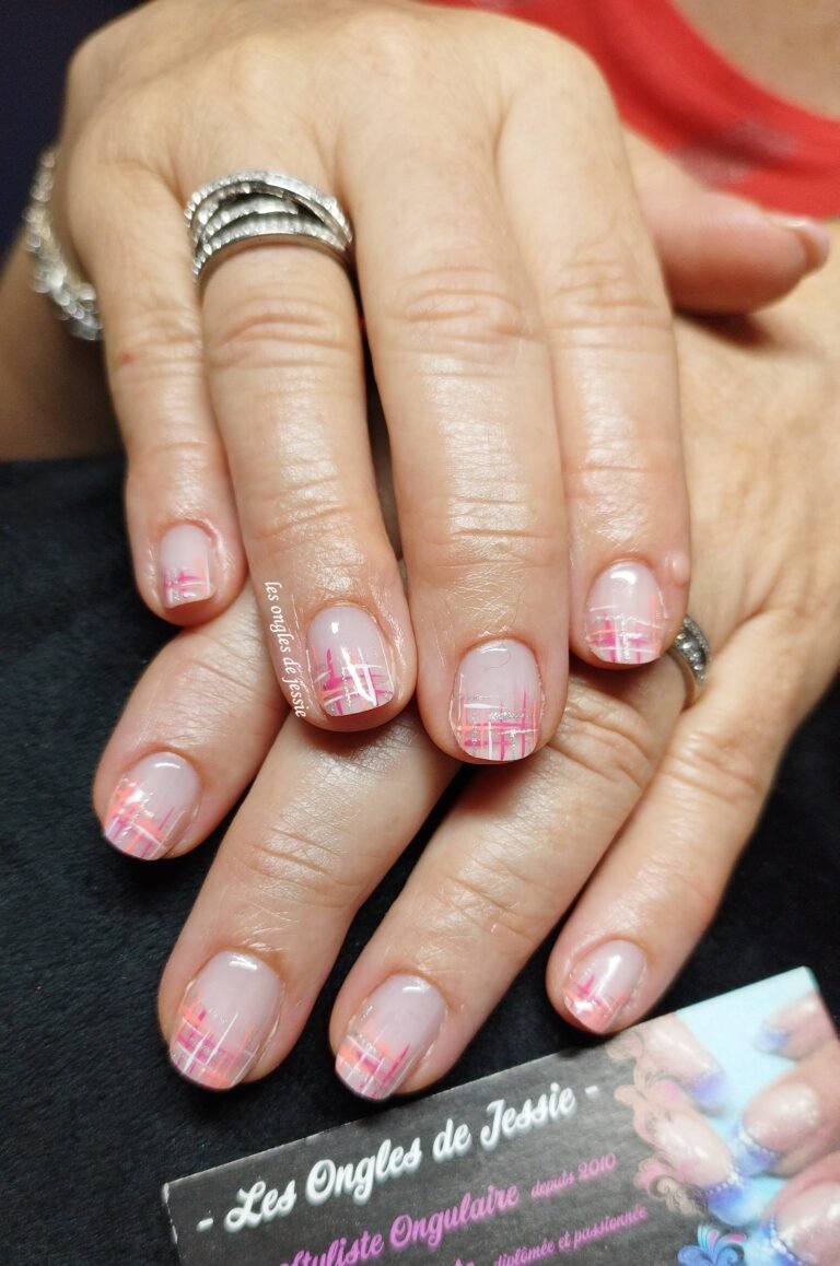 Embellissement sur ongles naturels – Quadrillage Graphique rose et argenté