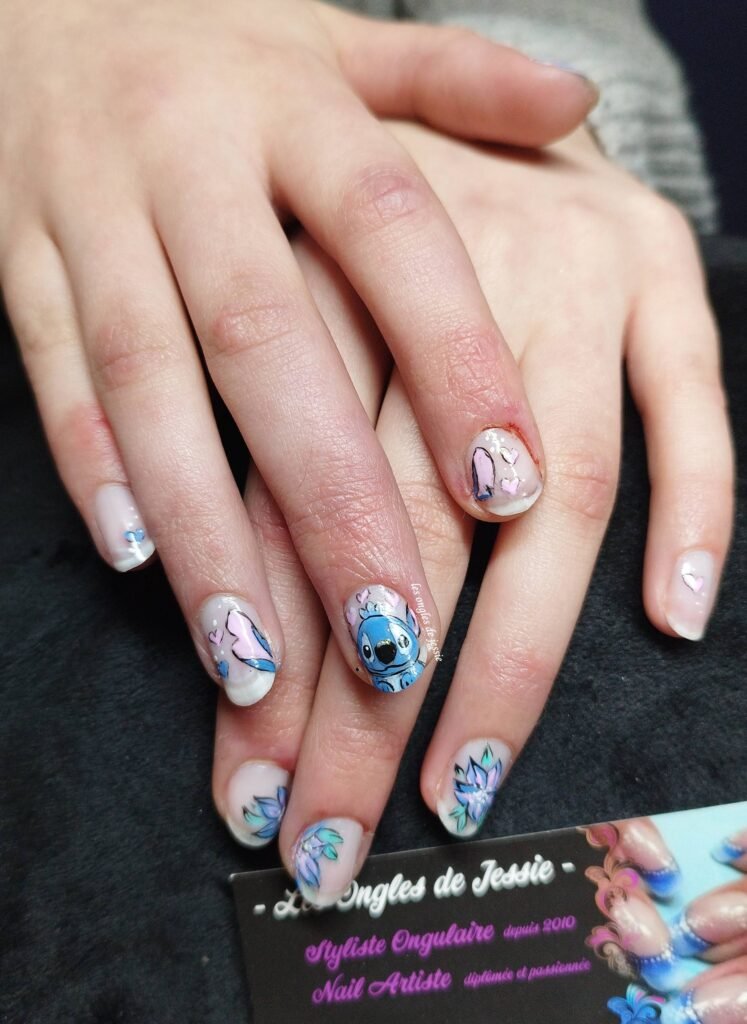 Décoration Nail-Art sur les ongles naturels d’une jeune fille