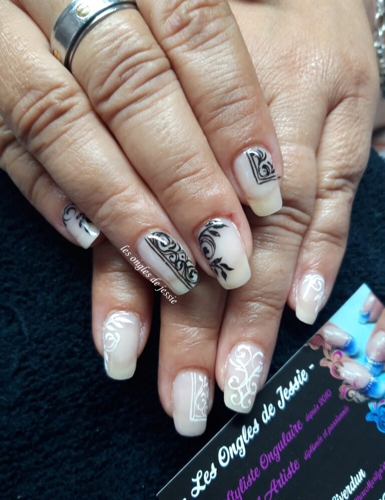 Embellissement sur ongles naturels – Volutes coté blanc coté noir