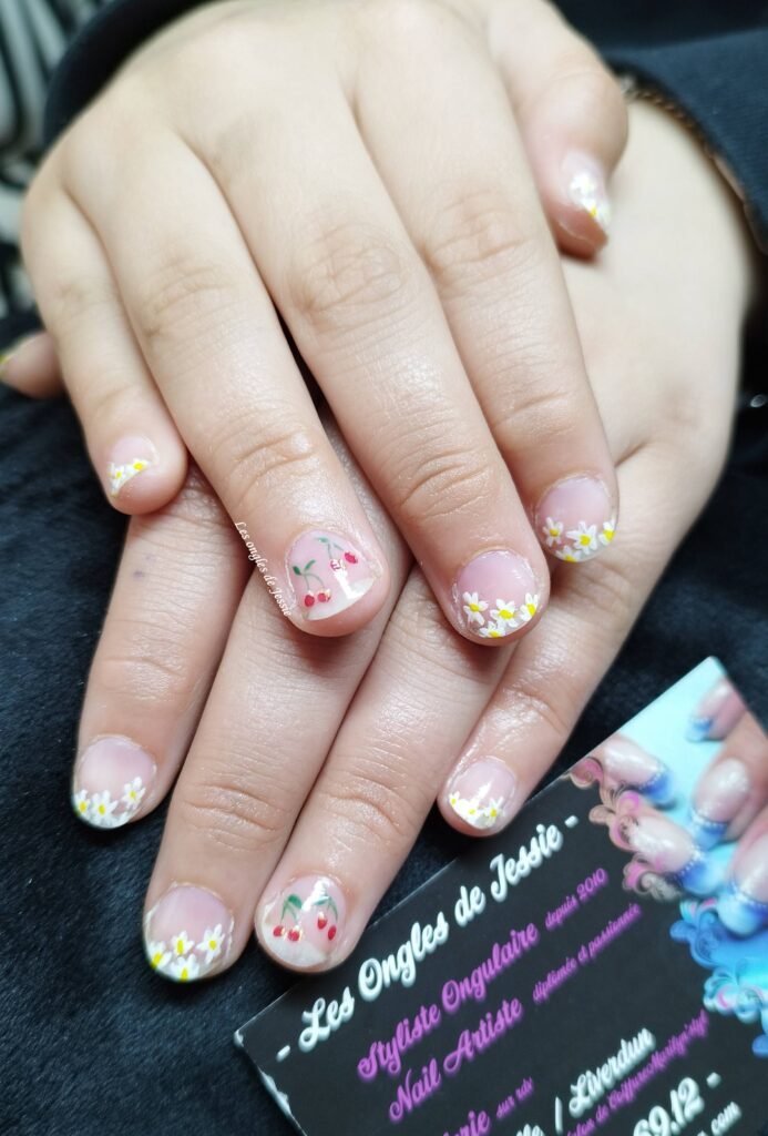 Nail-Art fleuri réalisé sur de petits ongles naturels