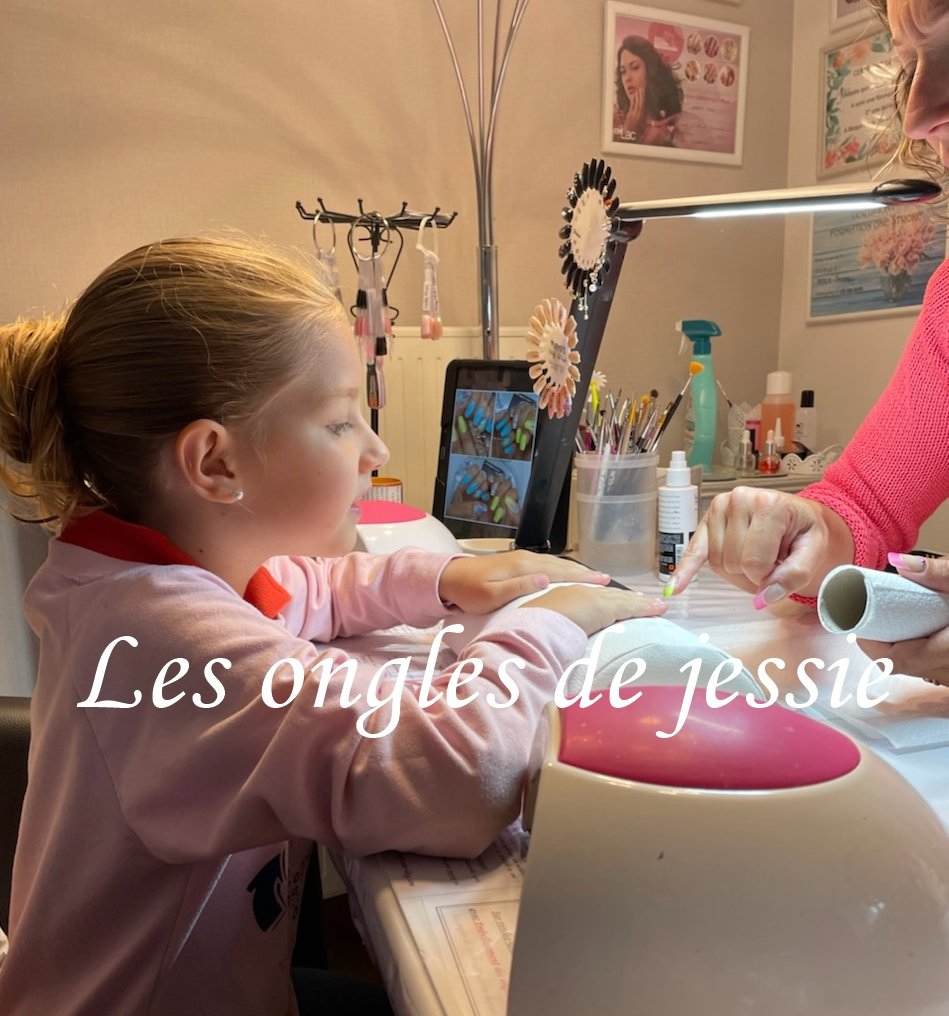 Jeune fille pendant son rendez-vous Nail-Art à l’onglerie