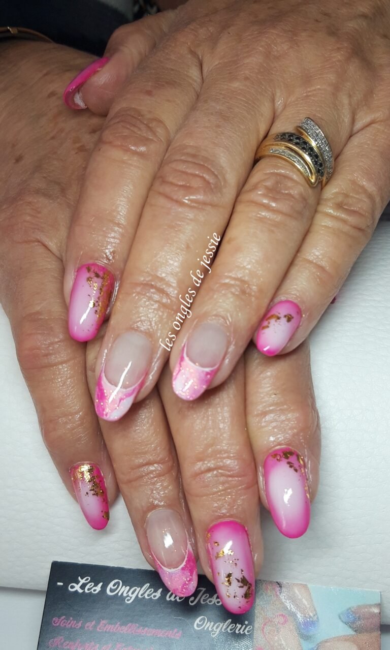 4 Manucures effet marbré  en rose et blanc
