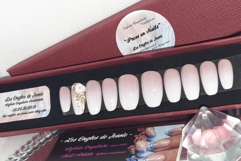 Coffret « Press-on-Nails » – Babyboomer blanc volute et or pour la Mariée