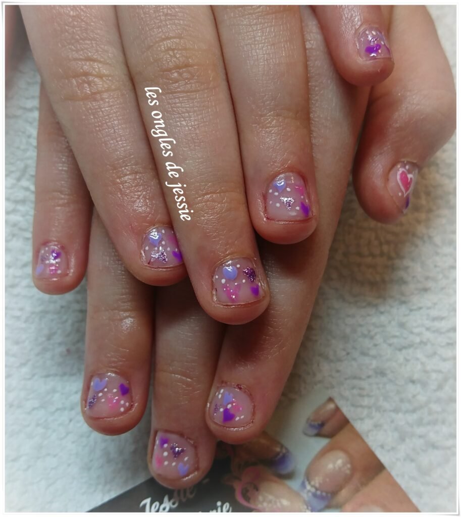 Nail-Art sur ongles naturels d’une jeune fille
