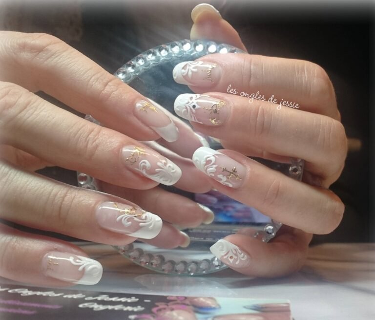 French blanche en volutes et dentelle