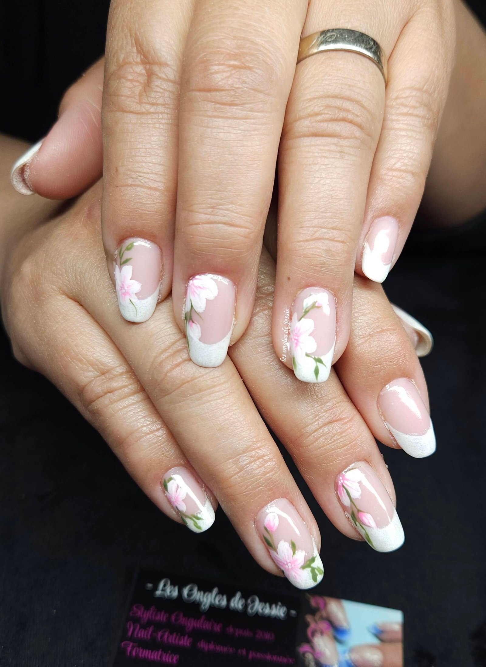 Manucure fleurs délicates sur naturel blanc french et babyboomer – 5 poses