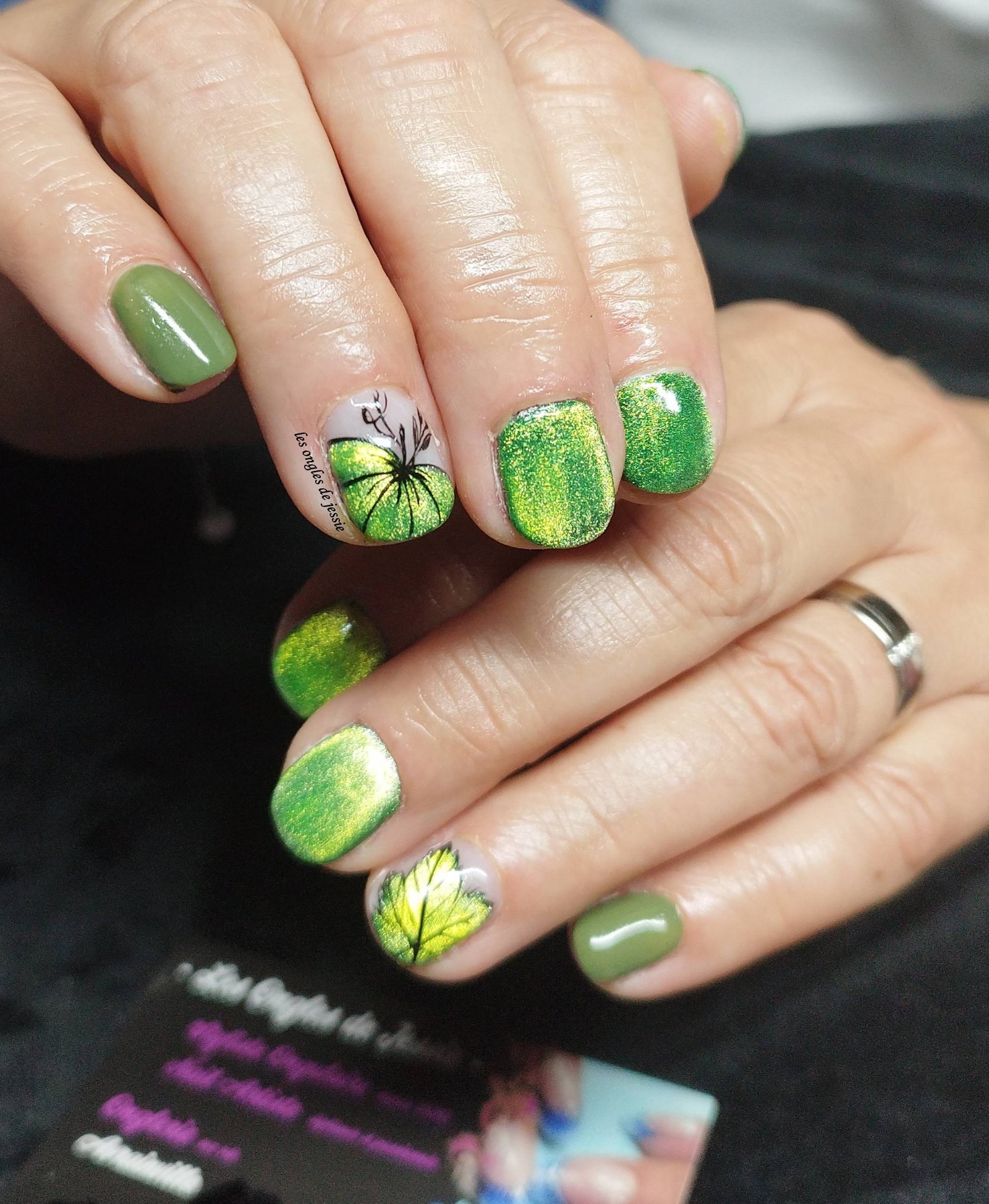 feuilles et champignons d&rsquo;automne en kaki sur ongles courts – 5 poses