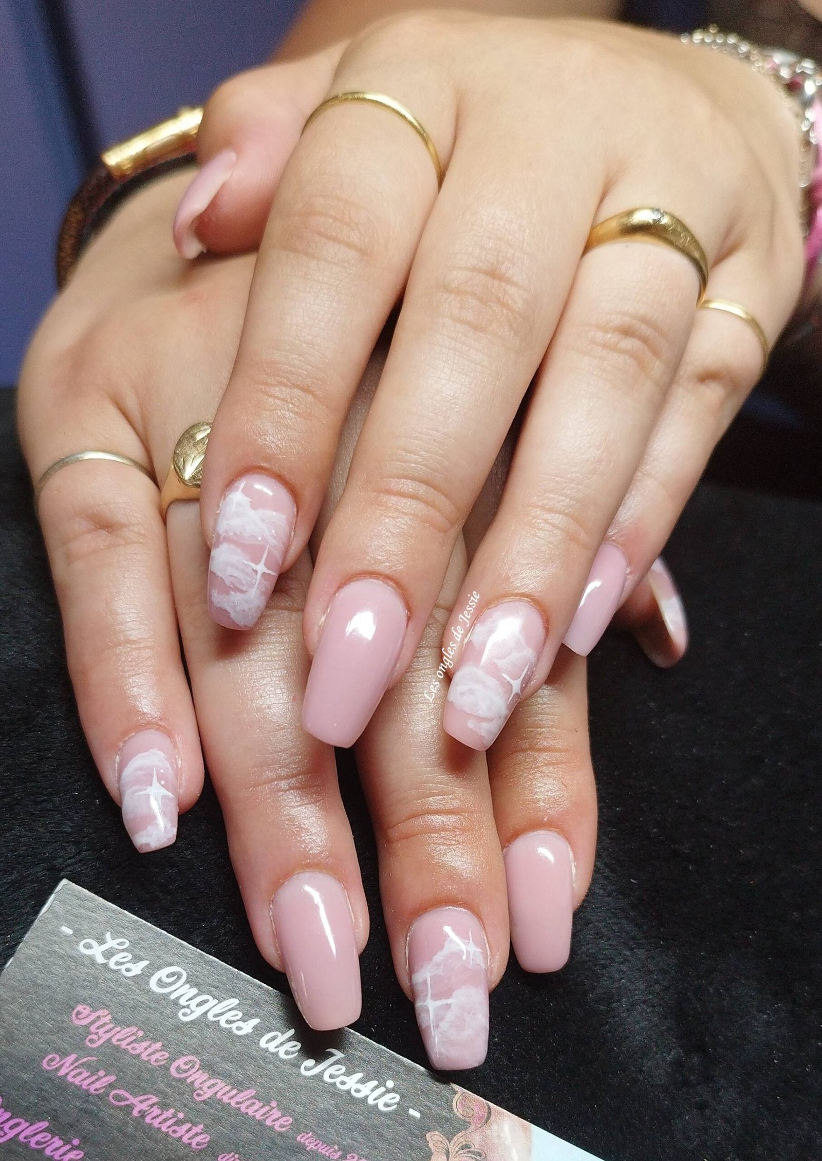 Manucure nuages sur ongles naturels nude – 3 poses